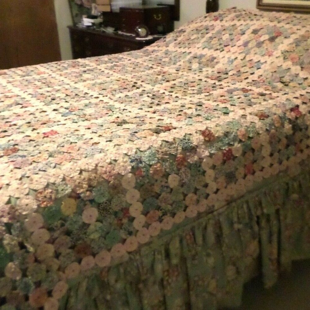 Vintage Yo Yo Quilt 82” x 88” Excellent Condition, c.1940